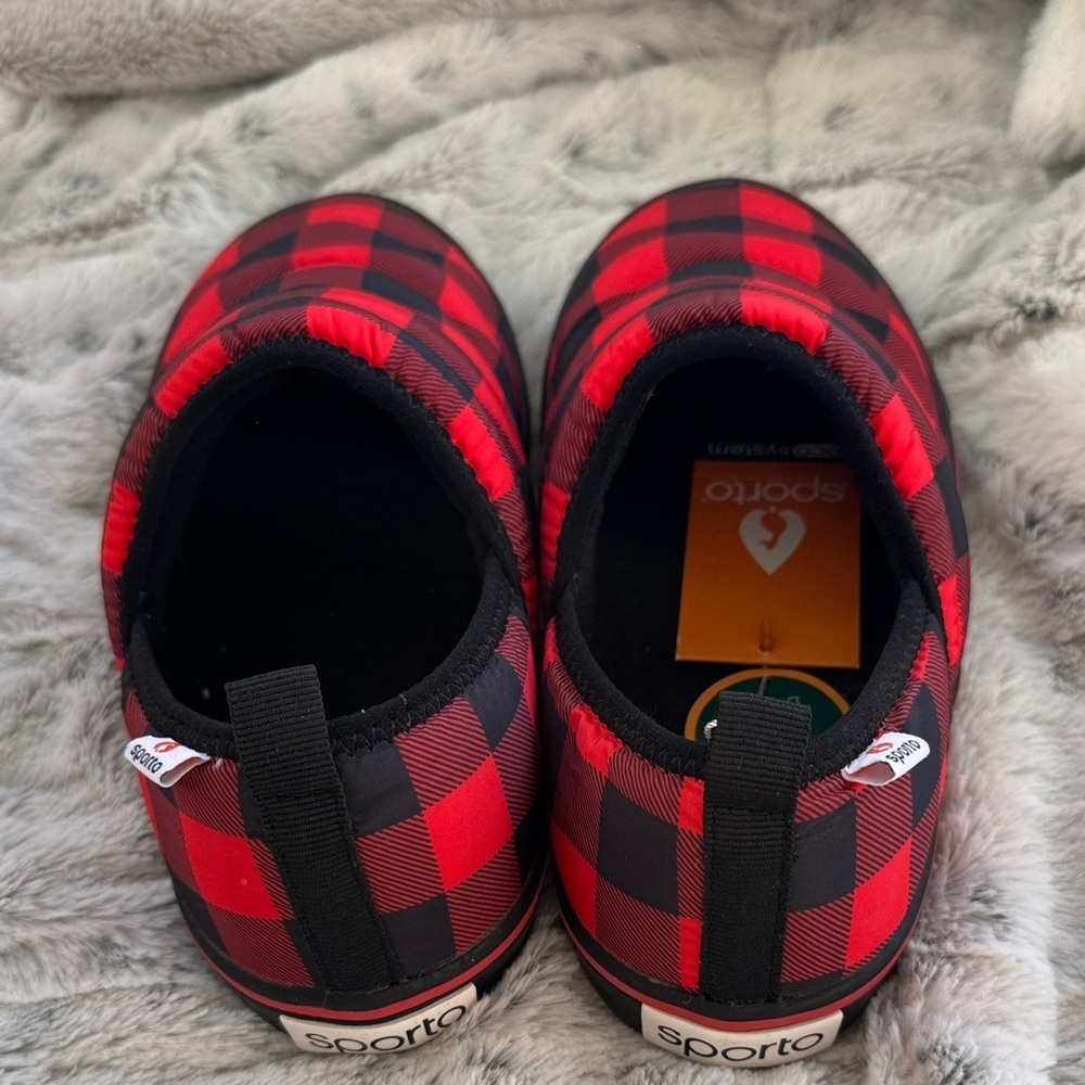 Sporto Red and Black Plaid Puffer Shoe slippers size 7 wide NWT - Picture 5 of 7